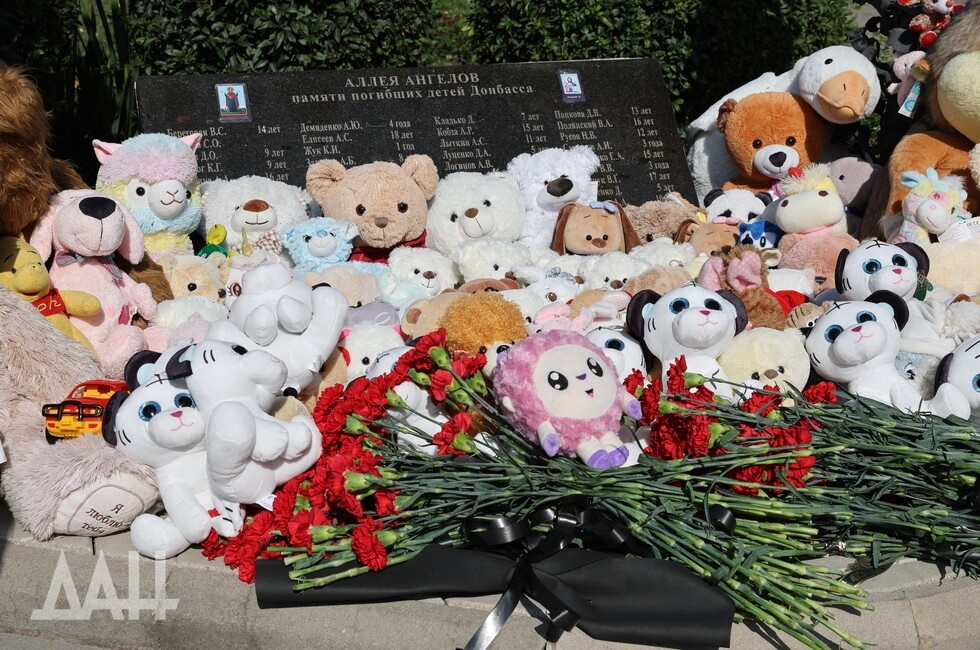 천사들의 골목, 우크라이나 정부군에 포격에 희생된 어린이를 추모하는 묘비 도네츠크 인민공화국(DPR) 인권 수권대사(Daria Morozova) 공식 보고에 따르면 어린이 희생자 수는 2014년 ~ 2022년 2월 초까지 도네츠크(DPR) 영토 내에서만 152명의 어린이가 우크라이나 정부군의 포격 및 테러로 사망했다고 공식 발표했습니다. 그리고 약 500명 이상의 어린이가 중경상을 입었습니다.